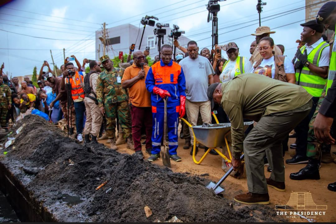 aaronpadii's tweet photo. President Mahama leads massive cleanup exercise in Accra🔥 https://t.co/RJlxy6t0dw