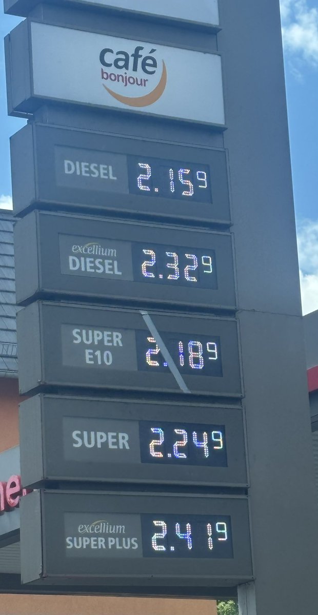 KryptoFynn's tweet photo. Wie kann das eigentlich legal sein, was Deutschland mit ihren Bürgern macht? Während Öl 40% von seinem Höchststand der letzten Monate entfernt ist, schreibt Benzin an der Tankstelle nahezu täglich neue Höchststände. 

Was ist das für nen Scam? https://t.co/GT8sgo53gh