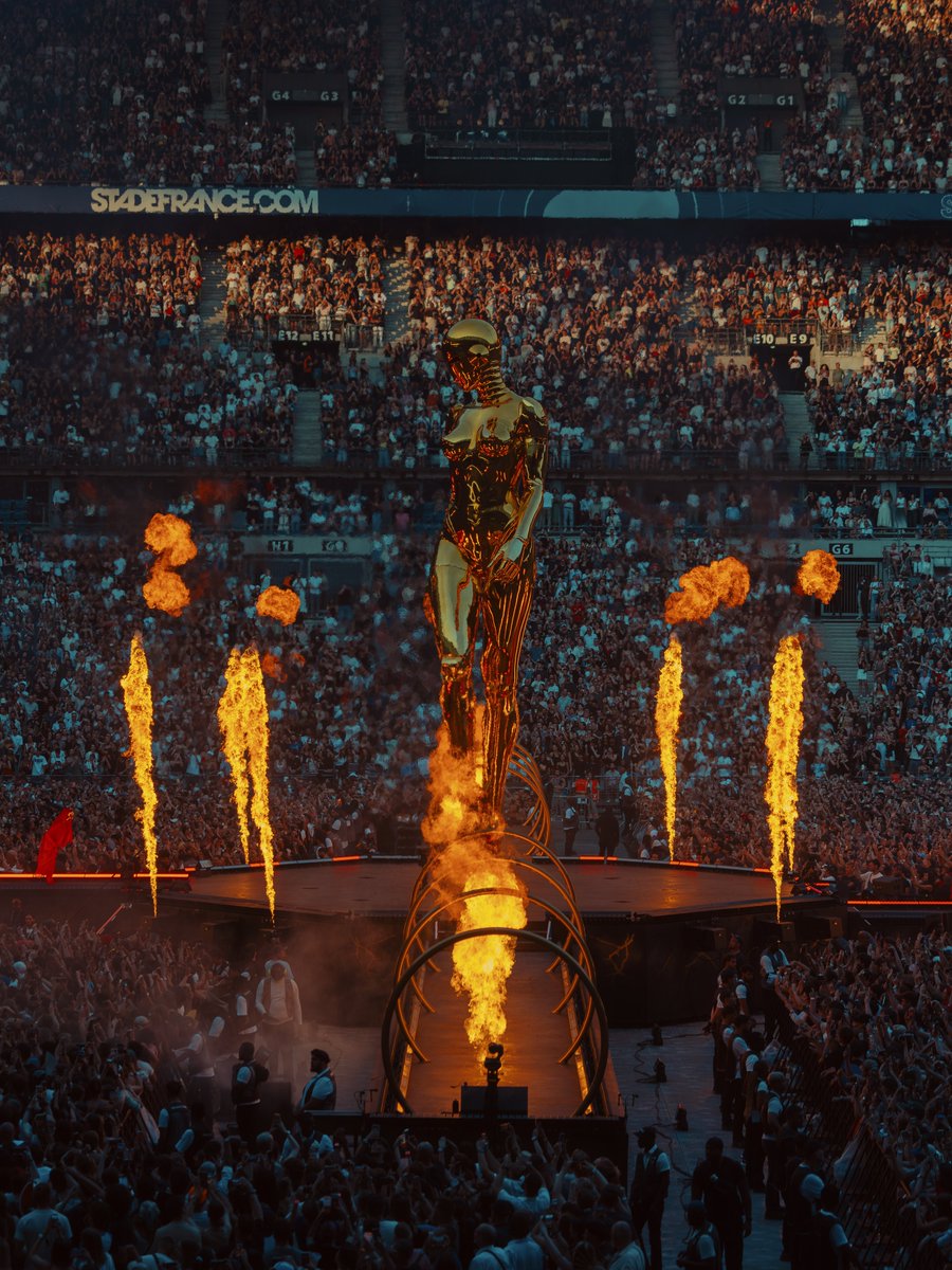 StadeFrance's tweet photo. 🔥 J2 : préparez votre venue pour The Weeknd au @StadeFrance ! 

🏟️ Ouverture des portes: 17h30 
⏰ Début des 1ères parties: 19h 
🚇 Privilégiez les transports en commun 
🌡️ Vigilance fortes chaleurs 
🚭 Interdiction de fumer dans le Stade 

ℹ️ Les infos : https://t.co/vKNHE5CWyr https://t.co/jnXzPf4cJH