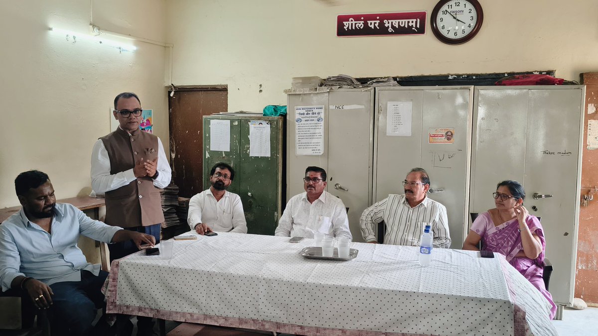 SVKohale's tweet photo. 📍 सावनेर 

आज विज्ञा प्रसारक मंडळ, सावनेर द्वारा संचालित जवाहर कन्या माध्यमिक व उच्च माध्यमिक विद्यालय, सावनेर तसेच सारस्वत पब्लिक &amp; ज्युनिअर कॉलेज येथे भेट देऊन नागपूर विभाग पदवीधर मतदार नोंदणी अभियान संदर्भात शिक्षक व शिक्षकेत्तर कर्मचाऱ्यांशी सविस्तर संवाद साधला. https://t.co/RGCwTJaVoo