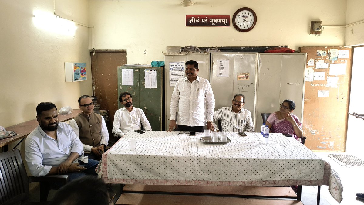 SVKohale's tweet photo. 📍 सावनेर 

आज विज्ञा प्रसारक मंडळ, सावनेर द्वारा संचालित जवाहर कन्या माध्यमिक व उच्च माध्यमिक विद्यालय, सावनेर तसेच सारस्वत पब्लिक &amp; ज्युनिअर कॉलेज येथे भेट देऊन नागपूर विभाग पदवीधर मतदार नोंदणी अभियान संदर्भात शिक्षक व शिक्षकेत्तर कर्मचाऱ्यांशी सविस्तर संवाद साधला. https://t.co/RGCwTJaVoo