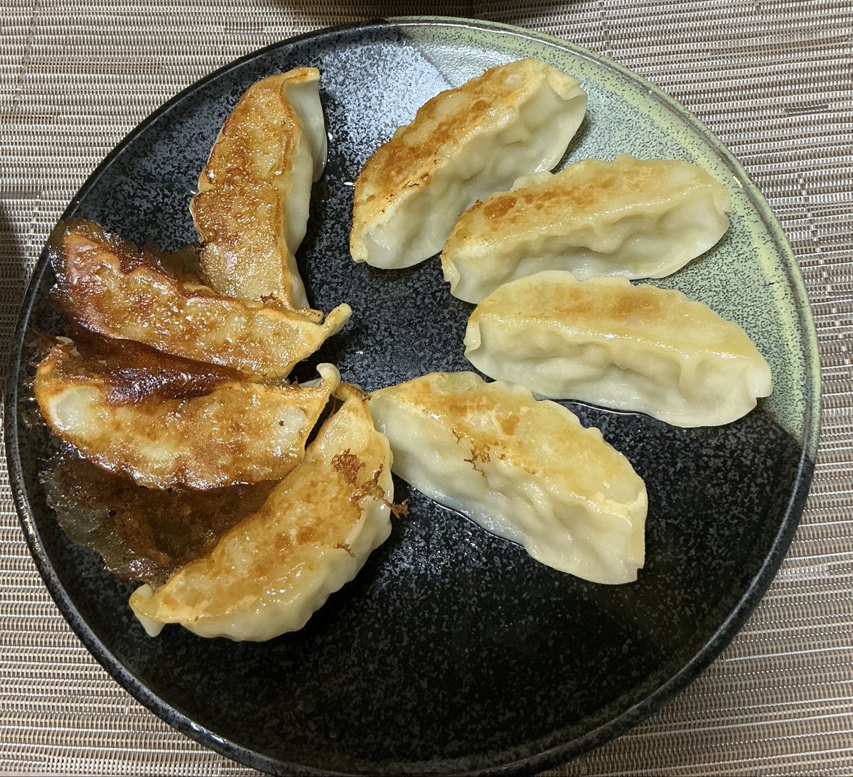 pia1031's tweet photo. 週末ですねー！
今夜のツマミは「餃子&amp;生春巻き」

#ツマミシリーズ https://t.co/eXuCuNj06F