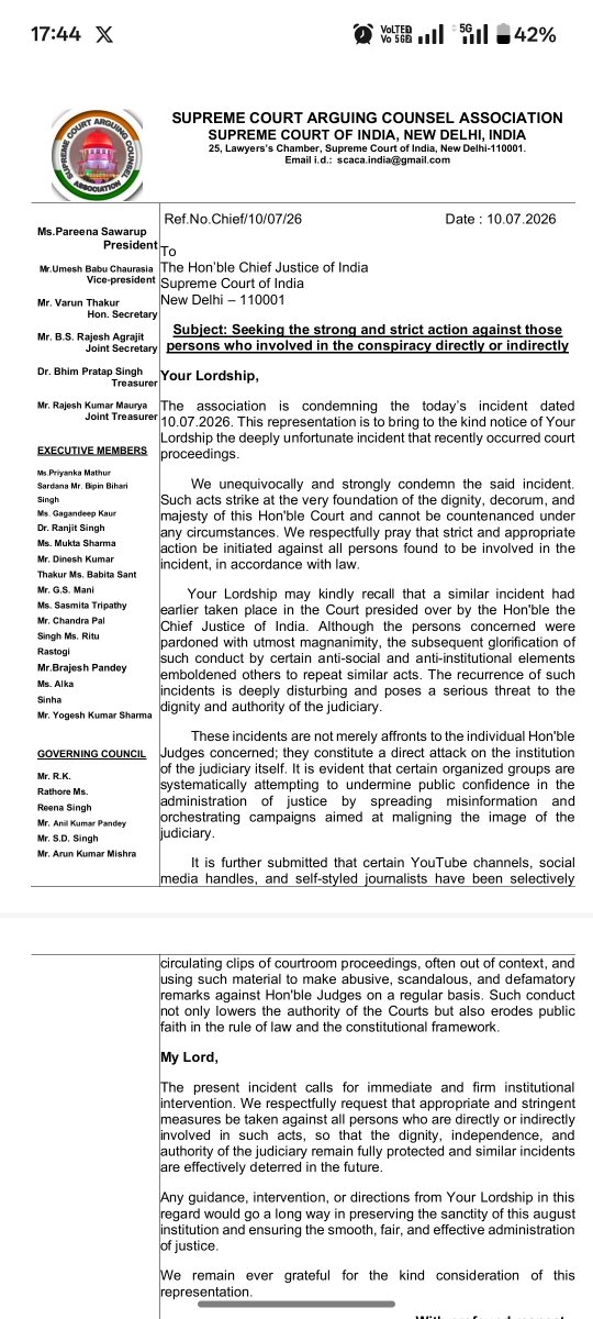 barandbench's tweet photo. #BREAKING | The #SupremeCourt Arguing Counsel Association has written to the Chief Justice of India seeking "strong and strict action" against persons allegedly involved, directly or indirectly, in today's courtroom incident.

The association has urged immediate institutional intervention, alleging that selective circulation of courtroom clips by certain YouTube channels, social media handles and "self-styled journalists" is eroding public confidence in the judiciary. It has sought stringent action to protect the dignity, independence and authority of the institution.