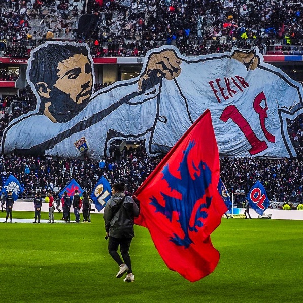 eurofootcom's tweet photo. 🇫🇷👕 In 2017, Nabil Fekir scored for Lyon in a derby match and celebrated with his shirt in front of the Saint-Étienne fans. 

When Saint-Étienne visited Lyon later that season, the Lyon fans made a tifo to remind them... 

Happy birthday, Nabil Fekir. 🥶 https://t.co/k0hsNuLV5p