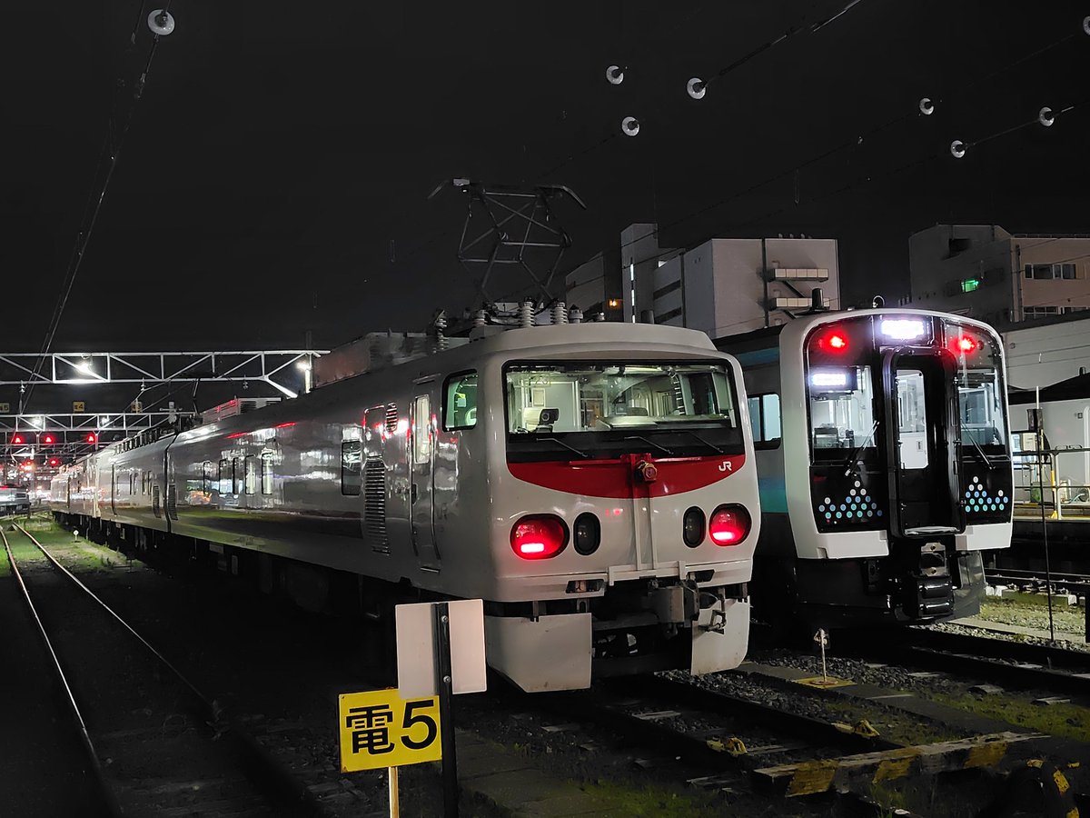 4120Sj's tweet photo. 相澤？の近くでは火災が発生している中、何処からともなく打ち上がる花火、何処だぁ？って思ったら
ふと観るとビルの隙間からチラッとみえましたわ。 https://t.co/h8Nw9xtmnF