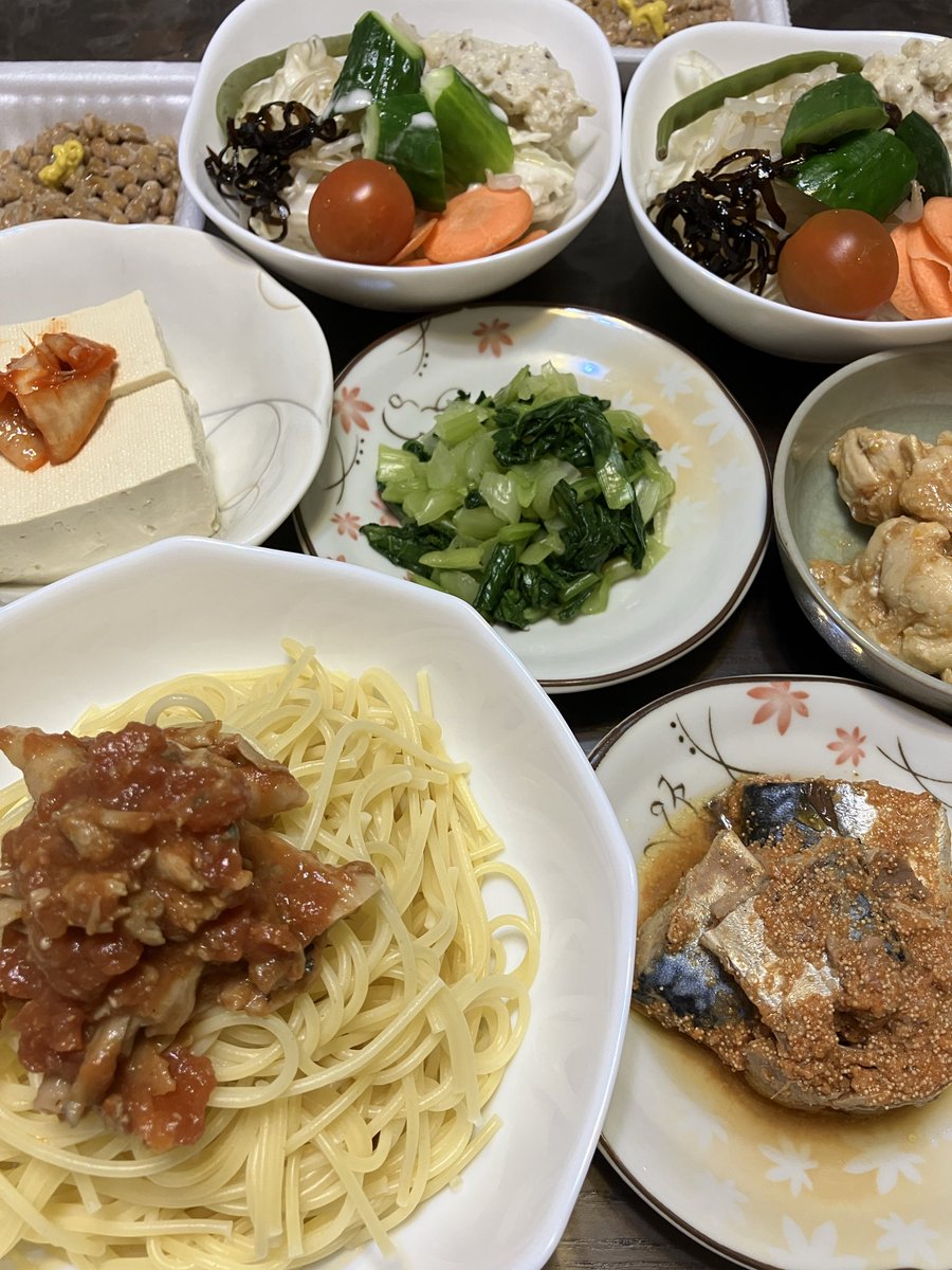 Soleil_fancy's tweet photo. こんばんは
今夜は舞茸のトマトパスタです
鯖の明太子和え　鶏皮　サラダ　納豆
小松菜のおひたし　キムチ冷奴🙂
#料理記録
#おうちごはん
#料理好きな人と繋がりたい
#自炊
#舞茸のトマトパスタ
#鯖の明太子和え
#鶏皮
#サラダ
#小松菜のおひたし
#納豆
#キムチ冷奴
#台風9号
#沖縄
#先島諸島 https://t.co/oLDdgK8zWT