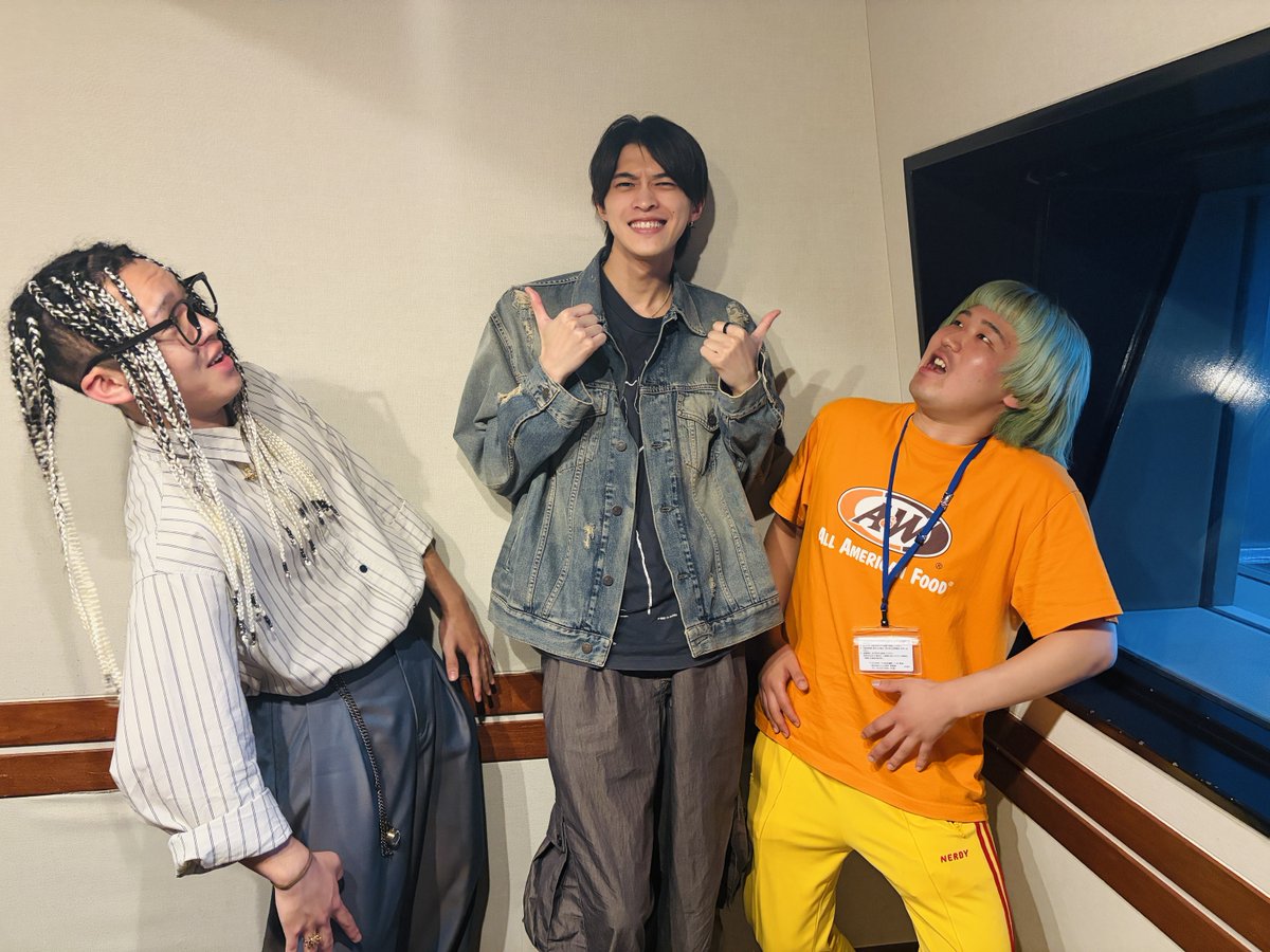 FESTIVALOUT's tweet photo. #TOKYOFM #FESTIVALOUT
Podcastも更新中📻

【GUEST：#めっちゃ美人】

💫ハイブリットな音楽ルーツについて語る
💫子供の頃の夢
💫リッキーさんの服がなかなか返ってこない…？
💫インパクトあるバンド名の由来。

🎧https://t.co/PCUjml9gCK

@mettya_bizin @tokyofm #別府由来 https://t.co/6phHWVCXq9