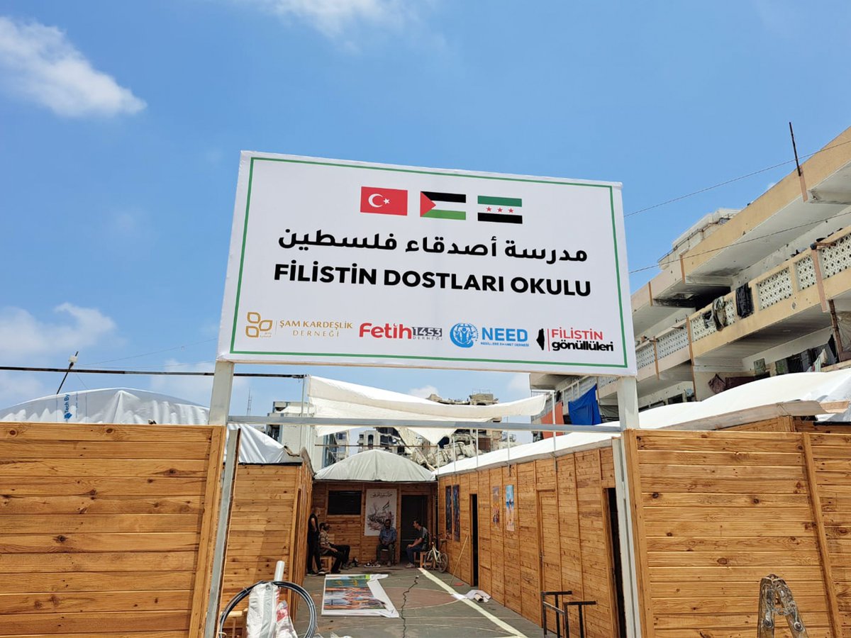SamKardeslik's tweet photo. 📍Gazze'deki "Filistin’in Dostları Okulu" inşaat çalışmalarımızda elhamdülillah son aşamaya geldik.

Şu an neler yapılıyor?
⁠🛠️ Son ince işçilikler ve rötuş işlemleri,
🪑 İç ve dış mekan donanımlarının yerleştirilmesi,
🧹 Çevre düzenlemesi ve saha temizliği.

Okulumuzu en kısa sürede eğitime hazır hale getirip teslim etmek için çalışmalarımız titizlikle devam ediyor. Sizlerin de katkılarınızla Gazze'deki yavrularımızın eğitimine destek olmak için çalışmaya devam ediyoruz. Maddi manevi katkı sağlayan herkesten Allah razı olsun. 🤲🏻✨
