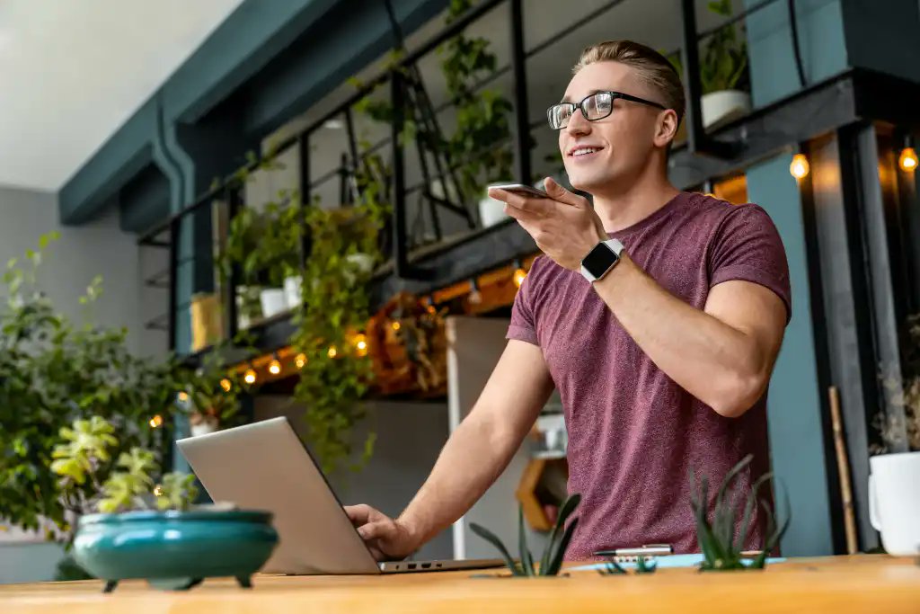 ComputerworldES's tweet photo. El teclado lleva décadas dominando el trabajo digital, pero la #IA por voz empieza a cambiar las reglas. Cada vez más #CIO exploran la voz como una nueva interfaz de trabajo para reducir problemas y acelerar la productividad. Descubre por qué. https://t.co/BfJnYiRyIQ https://t.co/Pr4zZwtgPm