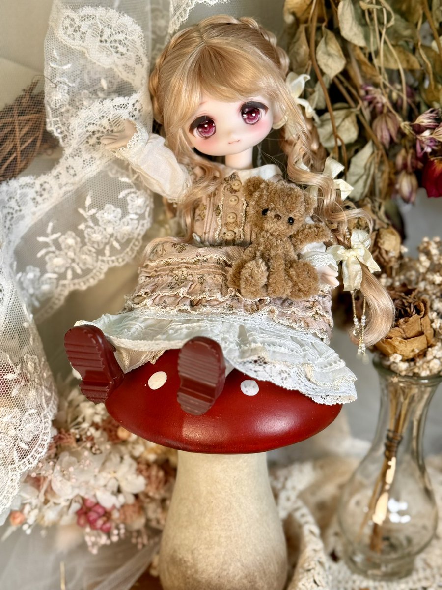 BABYRose0410's tweet photo. 🎁【プレゼント企画】🎁
この度、メイクカスタムを始めました！
もっとたくさんの方に知っていただきたく、プレゼント企画を開催します✨
アイドール77で実物を展示予定です！
気になる方はぜひブースへ見に来てください🧸🌹

【プレゼント内容】
・メイク済みフェイス
・オリジナルアイ
・オリジナルアウトフィット
・ボディを含むデフォルト一式

詳細な応募内容は画像をご覧ください。

※COME4FREE Bonnie 二次創作作品です。
※プレゼント企画での使用について、公式より許可をいただいております。

⚠️難ありとなります。
ツリーに画像を繋げるのでご確認お願いします。
・向かって右下に黒い汚れ
・向かって左にうっすらとしたパステル汚れ
・向かって左側に汚れ
・向かって左、アイラインに欠け？
・お洋服の脇がきつい

あくまでもまだ練習途中のおしなものです。他に難があっても保障はありません。