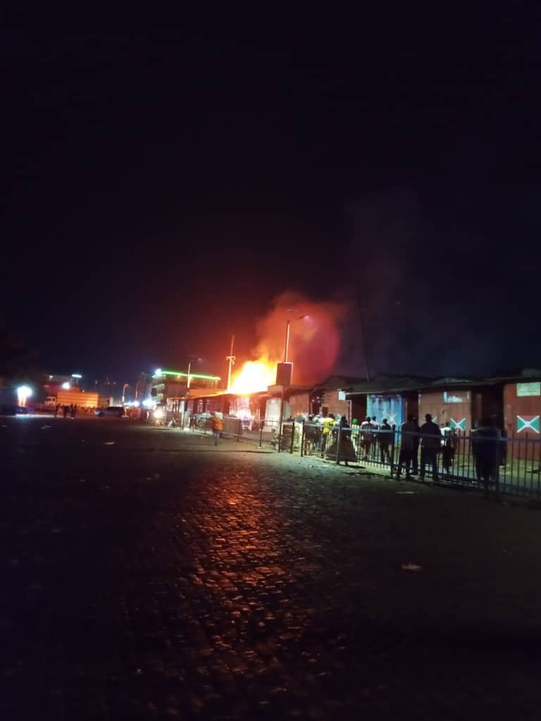 KazozaFM's tweet photo. 🔥 Ngozi : Un violent incendie a ravagé une partie du marché jeudi soir. D'importantes pertes sont signalées. Ce vendredi, les autorités, conduites par le gouverneur de Butanyerera, se sont rendues sur place, pour les tranquiliser https://t.co/zSE4kmMNm1