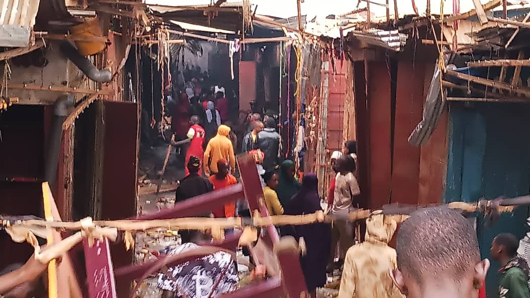 KazozaFM's tweet photo. 🔥 Ngozi : Un violent incendie a ravagé une partie du marché jeudi soir. D'importantes pertes sont signalées. Ce vendredi, les autorités, conduites par le gouverneur de Butanyerera, se sont rendues sur place, pour les tranquiliser https://t.co/zSE4kmMNm1