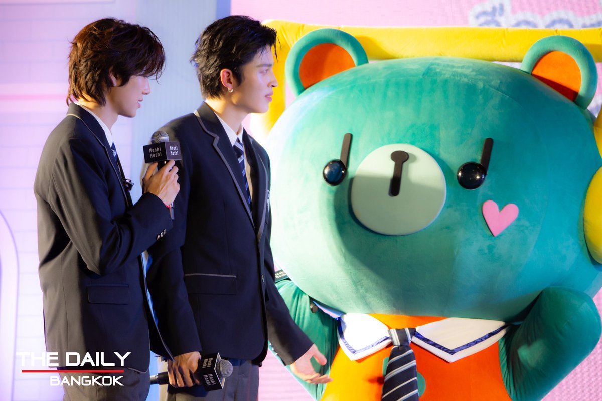 thedailybkk's tweet photo. ครอบครัวตระกูลลี ในงาน "Moshi Moshi School of Friendship Special Event x PondPhuwin"

PPP FAMILY MOSHI MOSHI

#MoshiMoshiSchoolofFriendship #MoshiMoshixPondPhuwin #WriteOurFirstLoveStory #FriendofMoshiMoshi #MoshiMoshi #โมชิโมชิ
#PondPhuwin #폰푸 #PERMPOON https://t.co/7BQwGlRutK