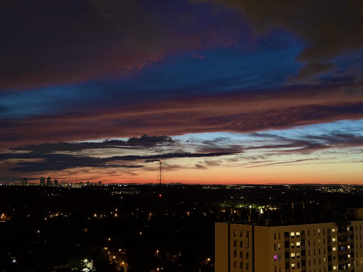 scott2eh's tweet photo. Nice sunset still going on at 10pm in Toronto. https://t.co/xt8WRCIx1Y