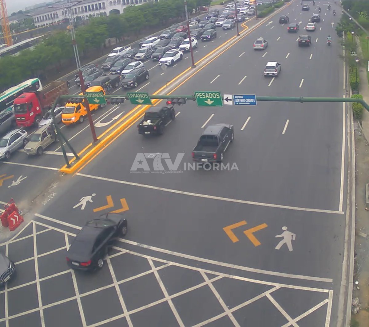 ATVInforma's tweet photo. #ATVInforma |  Desde el sistema de videovigilancia del #CMVS se observa el flujo vehicular en distintos puntos de la Av. Samborondón. 

⚠️Conduzca con cuidado y respete las señales de tránsito. https://t.co/lb2lqrm60Z