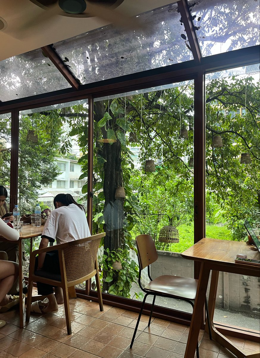 bby_kjh's tweet photo. Calm Kramm ☕️📚🍃

ไม่ไกลจาก bts asok/mrt sukhumvit 

ฟีลดีมาก สงบไม่วุ่นวาย มีบอร์ดเกมให้เล่นด้วยย ราคาเครื่องดื่มกลางๆ ไม่แรงมาก พนักงานน่ารัก มีปลั๊กบางโต๊ะ ไปมาสองรอบแล้วว

วิธีเดินทาง🚗
- นั่ง bts หรือ mrt ละมาขึ้นวินแถวตึก interchange ถึงร้านเลย 40 บาท หรือ
- เดินลัดเข้าซอยคาวบอย เดินข้ามถนนนิดนึงจะมีทางลัดเข้าตึกคาเฟ่