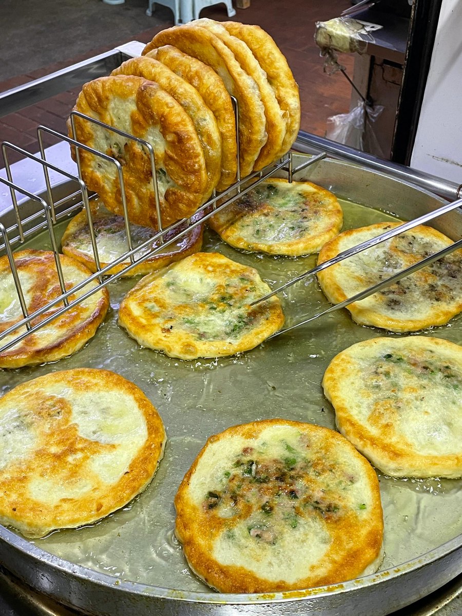 ugnau48382537's tweet photo. Freshly fried scallion pancakes are hot, crispy, and absolutely addictive—perfect for a quick roadside treat on a chill day! https://t.co/or7JS1pj1d