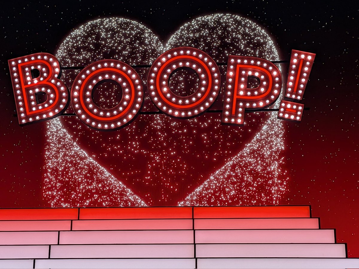 neroli0315's tweet photo. #boopthemusical
マツシタンとして最高に胸がぱたぱたするお席で観劇
歌もダンスも圧巻な皆様のパフォーマンスを全身に浴びました
前回見えなかった、礼さんの美しすぎるお背中の筋肉＆踊るバジーもしっかり目に焼き付けました
MR!におふたりがいると期待していいですか！
#礼真琴 さん #松下優也 さん https://t.co/2mmlghXDth