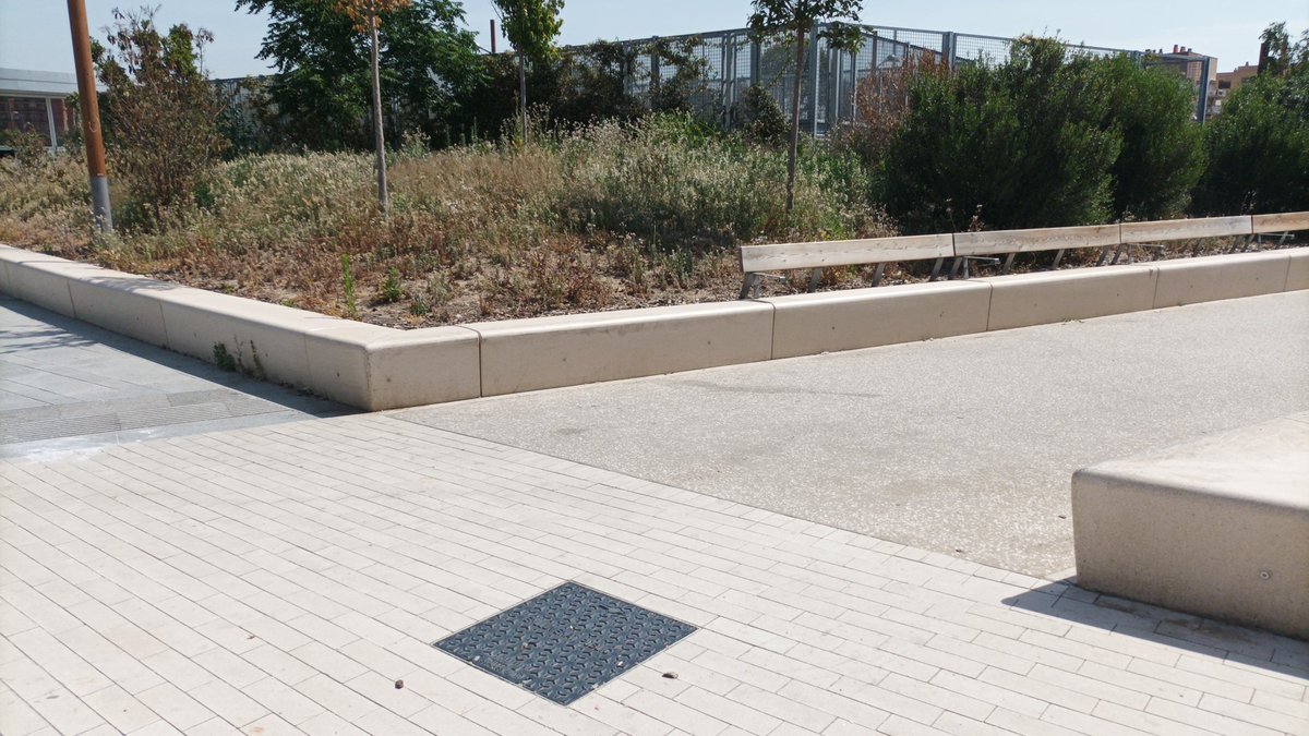 EvaGarc14446704's tweet photo. Aquí tenim un dels accessos a la nova estació de RENFE de BCN- Sant Andreu. Un passeig de ciment on no hi ha cap ombra, amb uns bancs de pedra que cremen i on ningú pot seure.

El nou disseny d'avui dia de les "zones verdes" amb  temperatures insoportables. https://t.co/htC6I2IROb