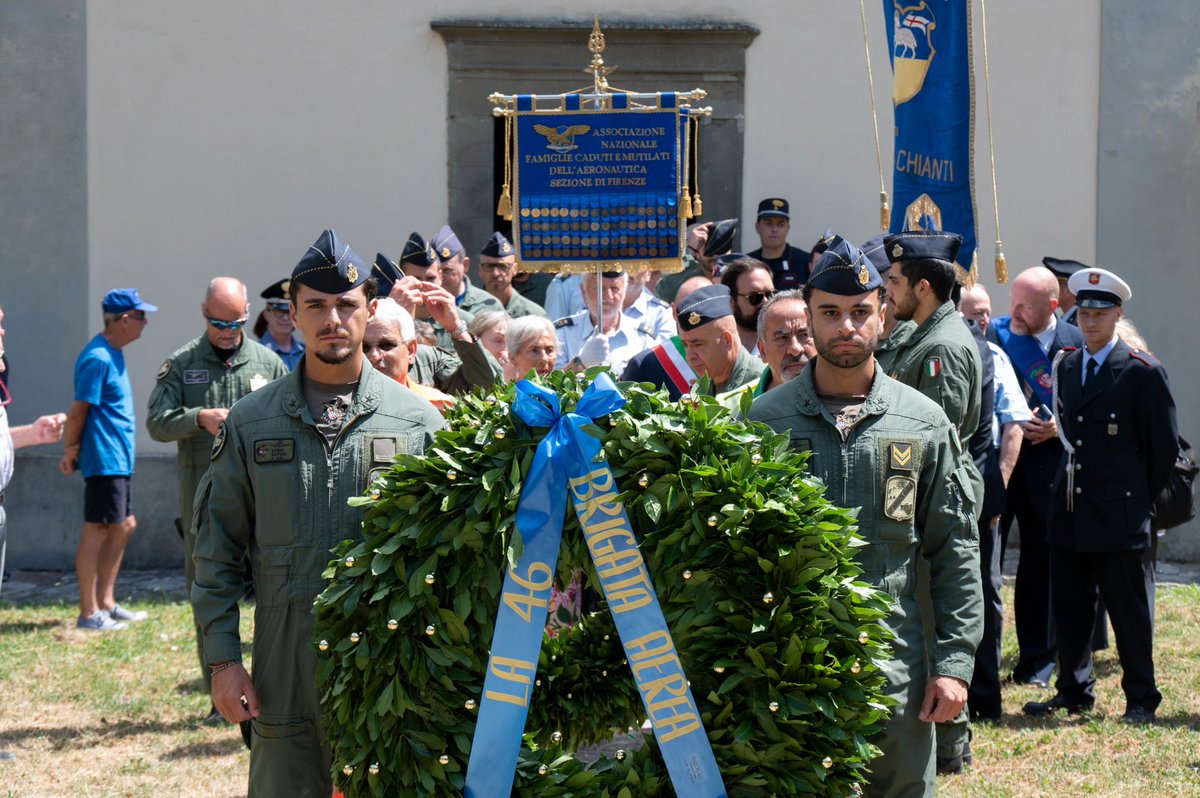 ItalianAirForce's tweet photo. Si è svolta oggi, a Greve in Chianti (FI), la cerimonia commemorativa dedicata ai quattro membri dell'equipaggio del velivolo G.222 "Lupo 84" che, il 10 luglio 1982, persero la vita in un incidente aereo sul Monte San Michele durante una missione operativa.

#inostricaduti https://t.co/kOIcnhrDcV