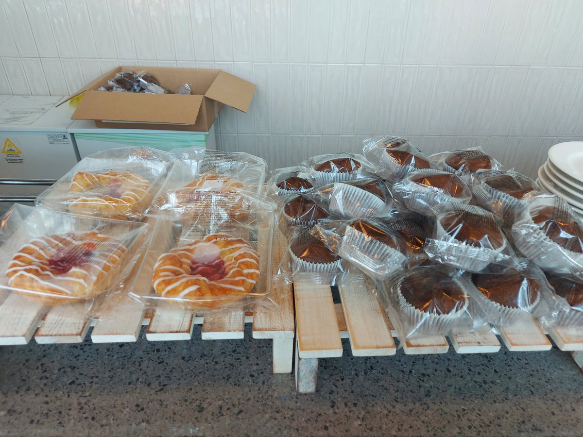 Michaelkelly707's tweet photo. The food offerings just now in tbe @AerLingus #Aerclub lounge @DublinAirport
#paxex https://t.co/oZS5HAAyXU