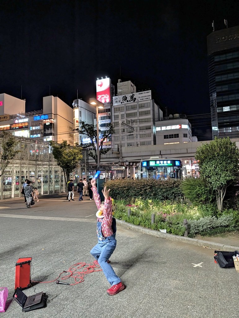 hon080hon's tweet photo. 川崎駅 路上ライブ
孤高のエンターティナー🌻 https://t.co/Wv9evl0XzJ