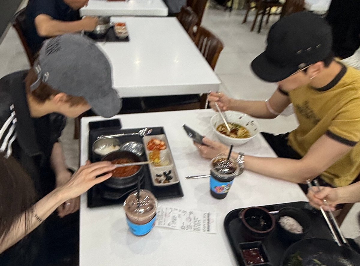 Teayaa0's tweet photo. 내 그럴줄알았다
아이스 초코 마시는거 졸귀야…ㅠㅠㅠㅠ https://t.co/l65qTrDmra