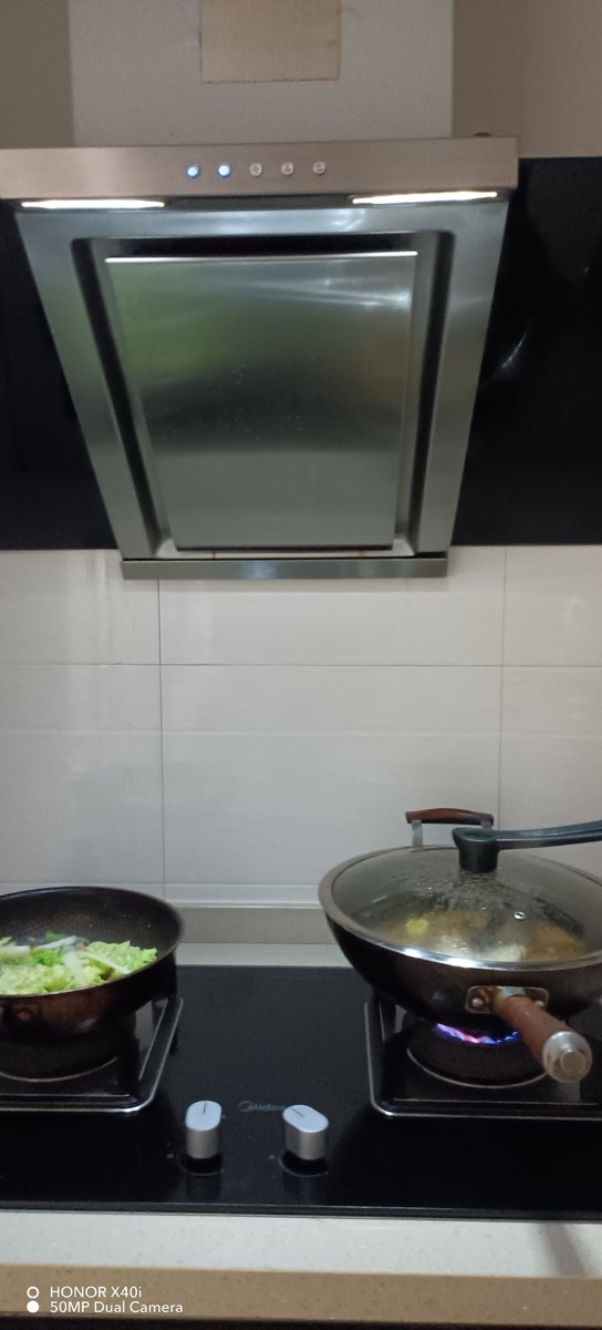 suwmn73324896's tweet photo. Just caught myself doing a little happy dance while wiping down the kitchen counter after tonight’s messy dinner—small wins = big vibes https://t.co/2ZZEKLVZR4