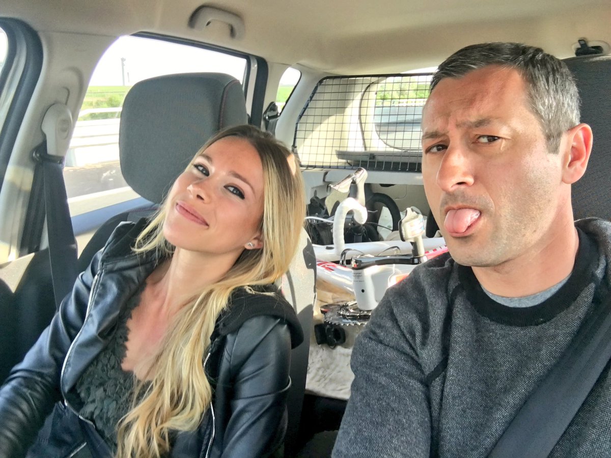 Raypeaa's tweet photo. - Comme le disait Marion cette rivalité entre Remco Evenepoel et Florian Lipowitz va certainement perturber l'équipe RedBull Bora dans les jours à venir, on verra si Gaël Robic arrive à remplir sa mission auprès de la femme de Remco... *ton sérieux*
- Ça va être difficile Nicolas...
- Ça me rappelle l'histoire entre Gabriel Marin et Dylan Castillo sur le Tour de Cuba on s'en souvient, les deux coureurs en étaient venus aux mains ! *ton saccadé avec intonations différentes* On aura d'ailleurs l'occasion de retrouver Pauline Ferrand-Prévot sur le Tour de France féminin qui aura lieu à quelles dates Marion ? *grand sourire*