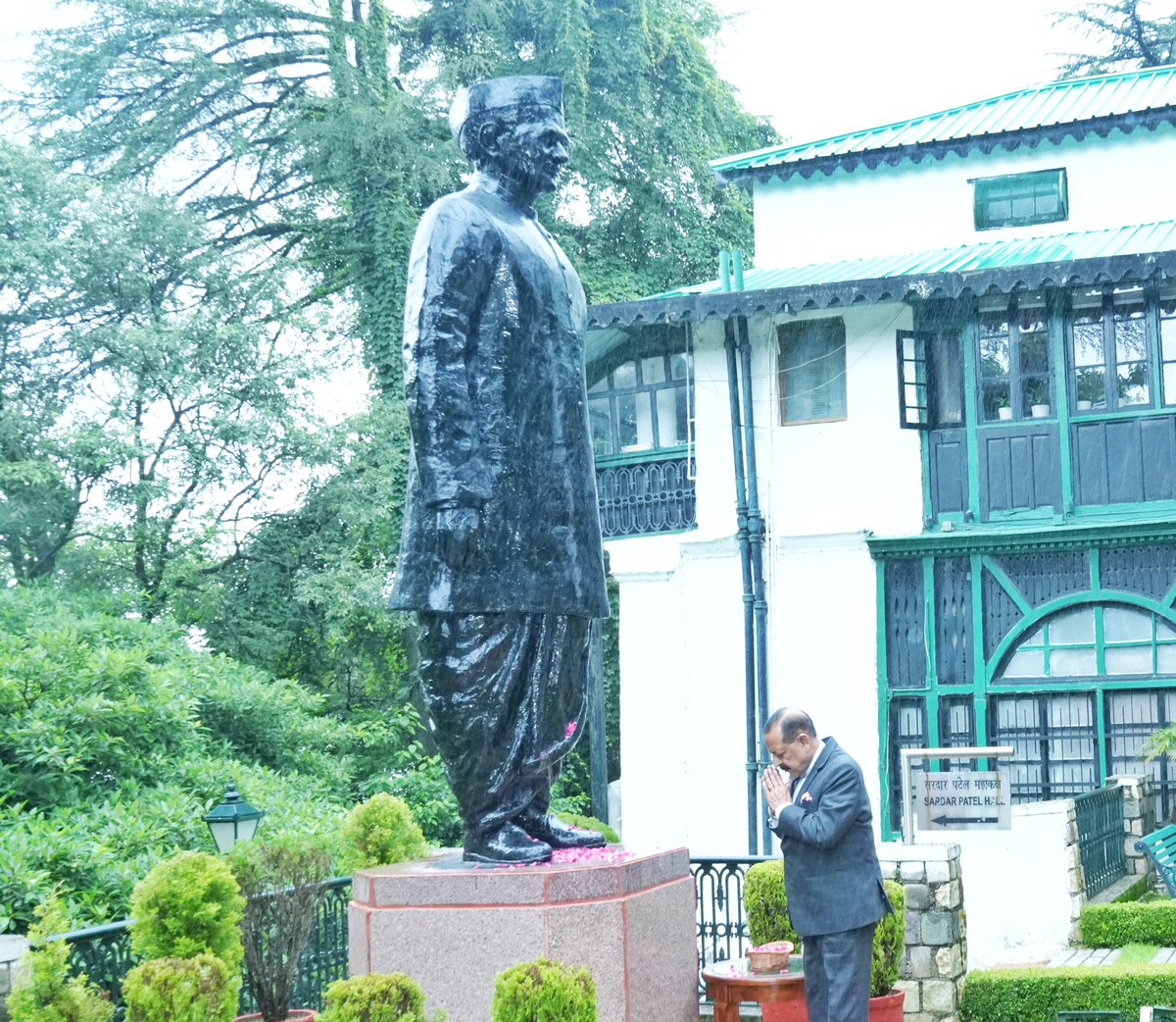 DrJitendraSingh's tweet photo. #Mussoorie: 

Started engagements with a heartfelt floral tribute to Bharat Ratna Lal Bahadur Shastri Ji, a visionary statesman whose life was a shining example of humility, honesty and selfless service to the nation, and after whose name the Academy has been named “Lal Bahadur Shastri National Academy of Administration” #LBSNAA.