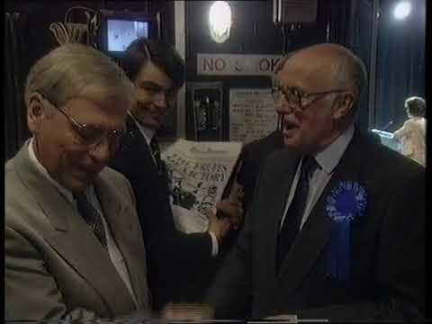 David_Kitchen_'s tweet photo. I remember watching "The Vision Thing" (starring Derek Jacobi and Richard Wilson) in 1994, &amp; wanted to see it again ever since.
Today I saw someone's put it on YT!
A very interesting watch. All feels very obvious now, but a fun little TV play. https://t.co/2EfVDNJjgi