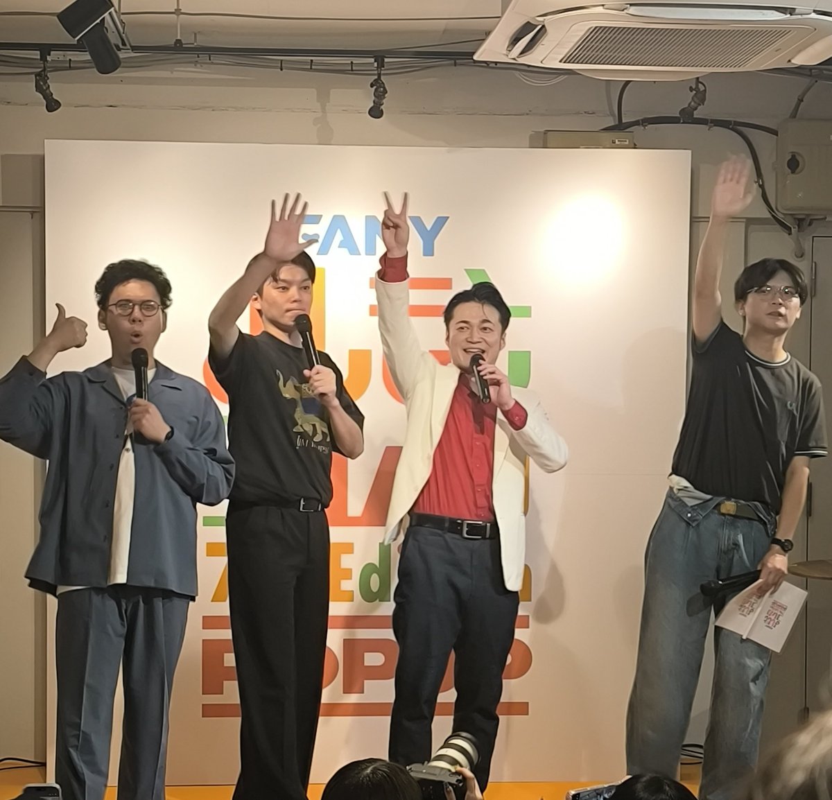 ax_iris's tweet photo. コレカのポップアップのミニイベントへ。30分前に着いてめちゃめちゃ並んでたけど意外と人数が入ったので思ったよりは快適に見れた。早く行けば床に座れるっぽい、後ろに立見が詰め込まれるスタイル。びっくりしてたけど無料なのでそりゃあたくさん来るよ。 https://t.co/CCIJccwKeP