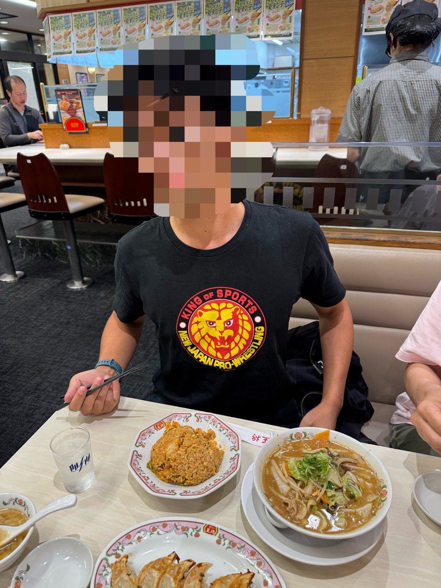 ZX11Papa's tweet photo. オレは明け番で昼からウチにいたけどカミさんと次男坊が帰宅したからみんなで餃子の王将に来たよ。
ヤ、ヤングライオン！(◎_◎;) https://t.co/07XlNSTcFH