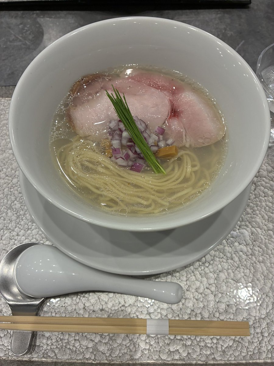 0S6K18's tweet photo. おしゃれなラーメン屋来た https://t.co/VjL5kj9I72