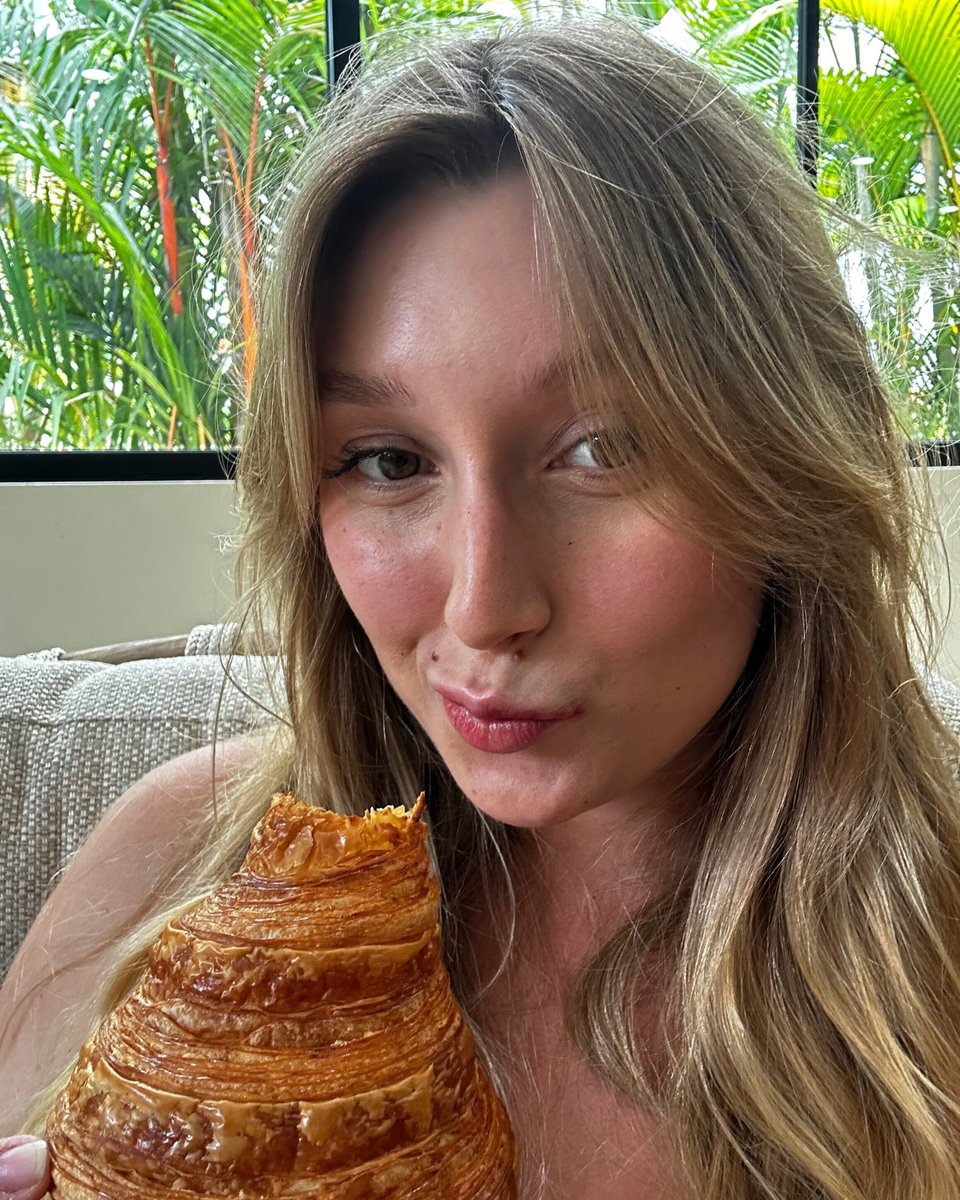kerry_meee's tweet photo. These croissants have seriously stolen a piece of my heart☕️🥐 https://t.co/qjpyKohZqx