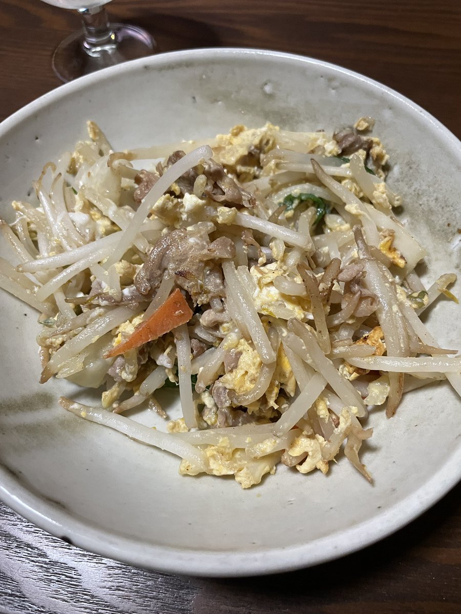 arida_mandarin's tweet photo. 今日の晩ご飯はお父さんの野菜炒めを再現。味の決め手は味の素。下手に料理できるようになってからだと��故か再現出来ないやつ… https://t.co/cypVpziA32