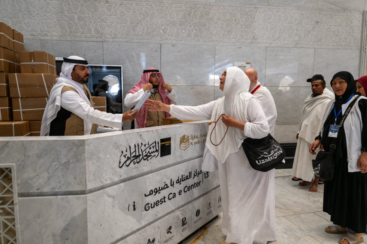 AlharamainSA's tweet photo. ضمن الخدمات الميدانية المقدمة لضيوف الرحمن، تُوزَّع المظلات؛ عنايةً بهم، وحرصًا على راحتهم في أروقة المسجد الحرام وساحاته. https://t.co/lgz5X6n7XB