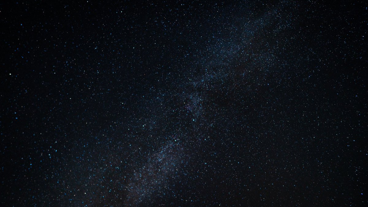 BarlasStephen's tweet photo. İŞTE SİZE İLGİNÇ BİR BİLGİ:

🌌 Evrenin yaklaşık %85'i kara maddeden oluşur.

En ilginç kısmı ise, kara madde bugüne kadar doğrudan hiç görülemedi. Varlığını sadece diğer cisimlere uyguladığı kütleçekim etkisinden biliyoruz. https://t.co/73VEOjVVx8