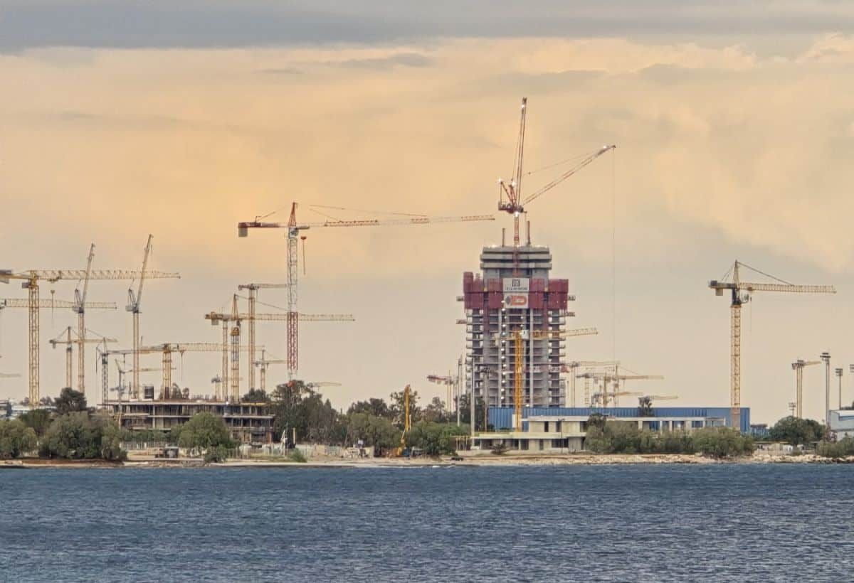 BiznessGr's tweet photo. Σε φάση επανασχεδιασμού η οικιστική επένδυση της Ten Brinke στο The Ellinikon – Τι αλλάζει με την αποχώρηση της Centric 👉 https://t.co/UuFNPYC4a5 

#biznessgr #realestateGreece #theEllinikon

📸 https://t.co/cAQz3f97OM https://t.co/PZTYN0vdQY