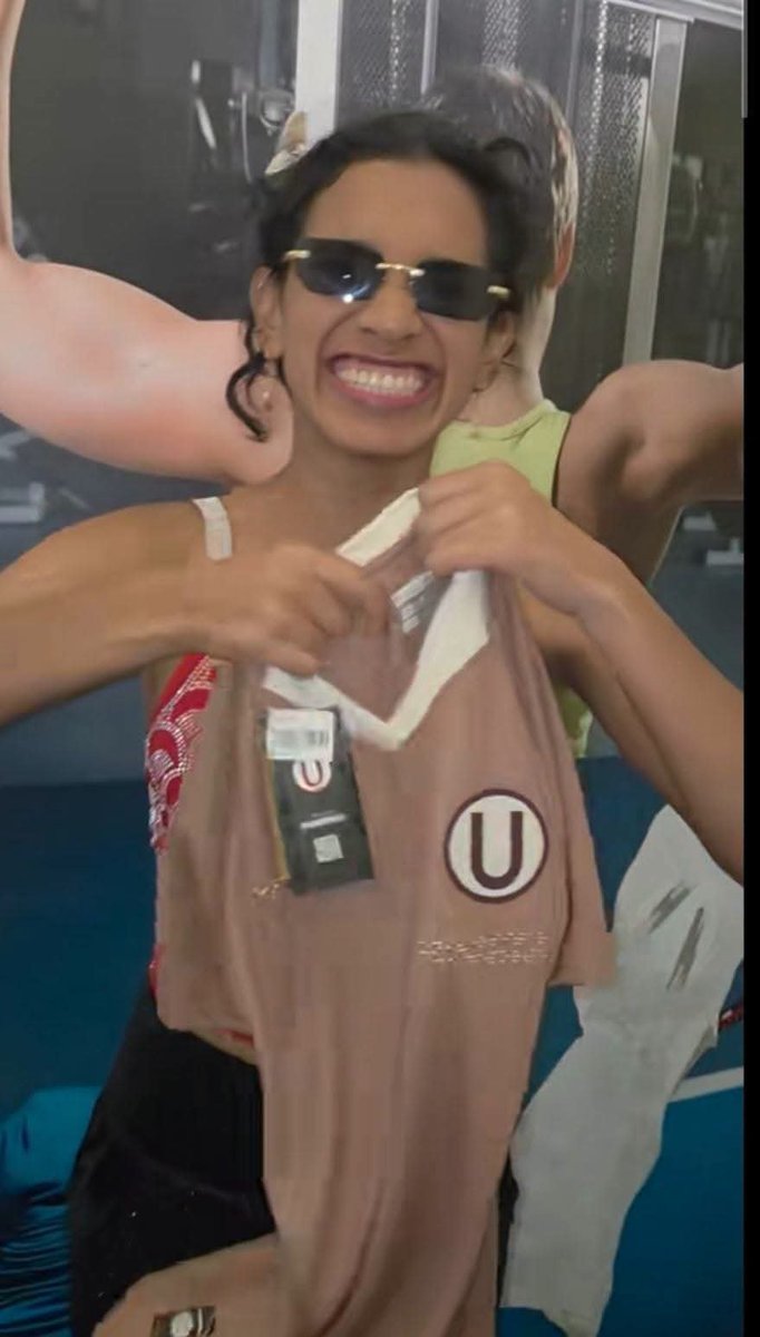 47cc5cfaae444da's tweet photo. 💛♿ Hay imágenes que hablan más que mil palabras...

La Universitario Braille 2026 no es solo una camiseta oficial. Es un homenaje a los hinchas con discapacidad visual que viven la pasión por la "U" con el corazón.

Y estas fotografías capturan exactamente ese momento: https://t.co/HC13TRK9N2