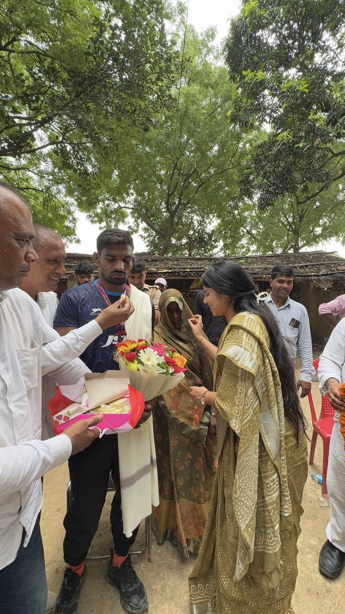 PriyaSarojMP's tweet photo. संसदीय क्षेत्र के विधानसभा ज़फराबाद अंतर्गत ग्राम सभा गजना निवासी युवा पहलवान सौरभ यादव ने थाईलैंड में आयोजित जूनियर एशियन रेसलिंग (कुश्ती) चैंपियनशिप में शानदार प्रदर्शन करते हुए रजत पदक (सिल्वर मेडल) जीतकर भारत, उत्तर प्रदेश और जौनपुर का नाम रोशन किया है। उनकी इस उपलब्धि से पूरे क्षेत्र में हर्ष का माहौल है ।