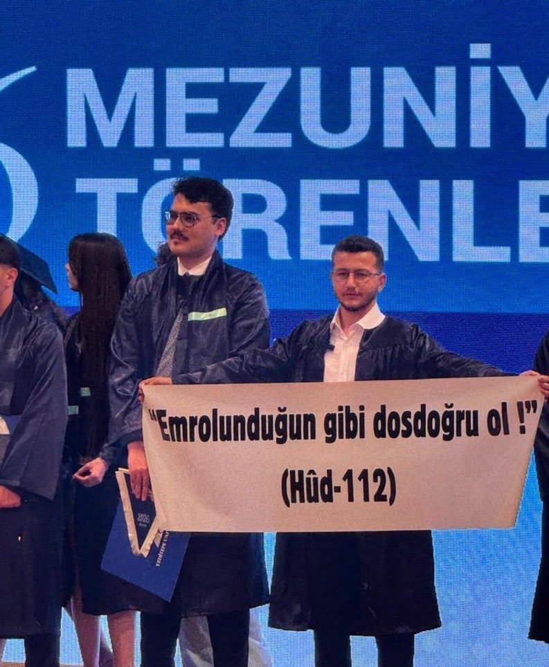 hikmetgenc's tweet photo. "Emrolunduğun gibi dosdoğru ol…" 
(Hûd: 112)
Ayet-i Kerime…

Nesine karşısınız?!

“Dosdoğru” olmaya da mı karşısınız?

Siz “yamuk” mu seviyorsunuz? https://t.co/mWxedqW8QO