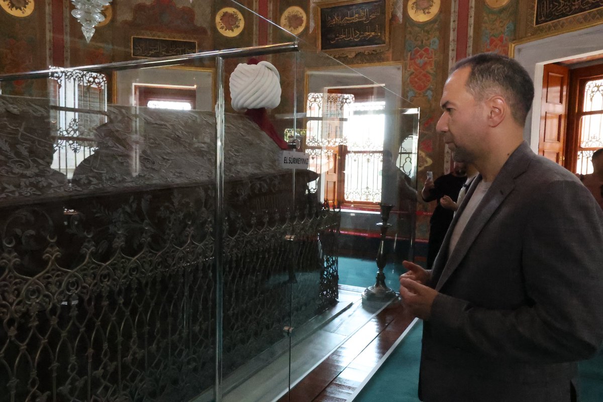 baskanozdemirr's tweet photo. 📍İstanbul

Cuma namazımızı fethin sembolü, ecdat yadigârı Fatih Camii’nde kıldık 🙋🏻‍♂️

Ardından, çağ açıp çağ kapatan, güzel İstanbul’u Peygamber efendimizin müjdesine mazhar kılan cennetmekân Fatih Sultan Mehmet Han’ın türbesini ziyaret ederek fatihalarımızı okuduk 🤲🏼

Rabbim, bizleri ecdadımızın şanlı izinden ayırmasın inşallah…

Hayırlı Cumalar 🕌