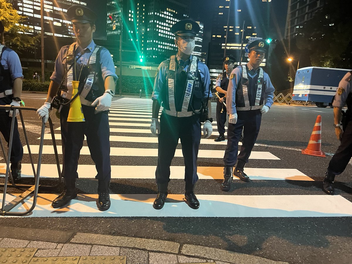 tanakaryusaku's tweet photo. 「高市辞めろ」「ファシスト高市そこをどけ」

警察の厳重な警備のなか、官邸前も身を焦がすような熱気だ。

＝21:15頃、首相官邸前　撮影:田中龍作＝ https://t.co/1THUsCCfMr