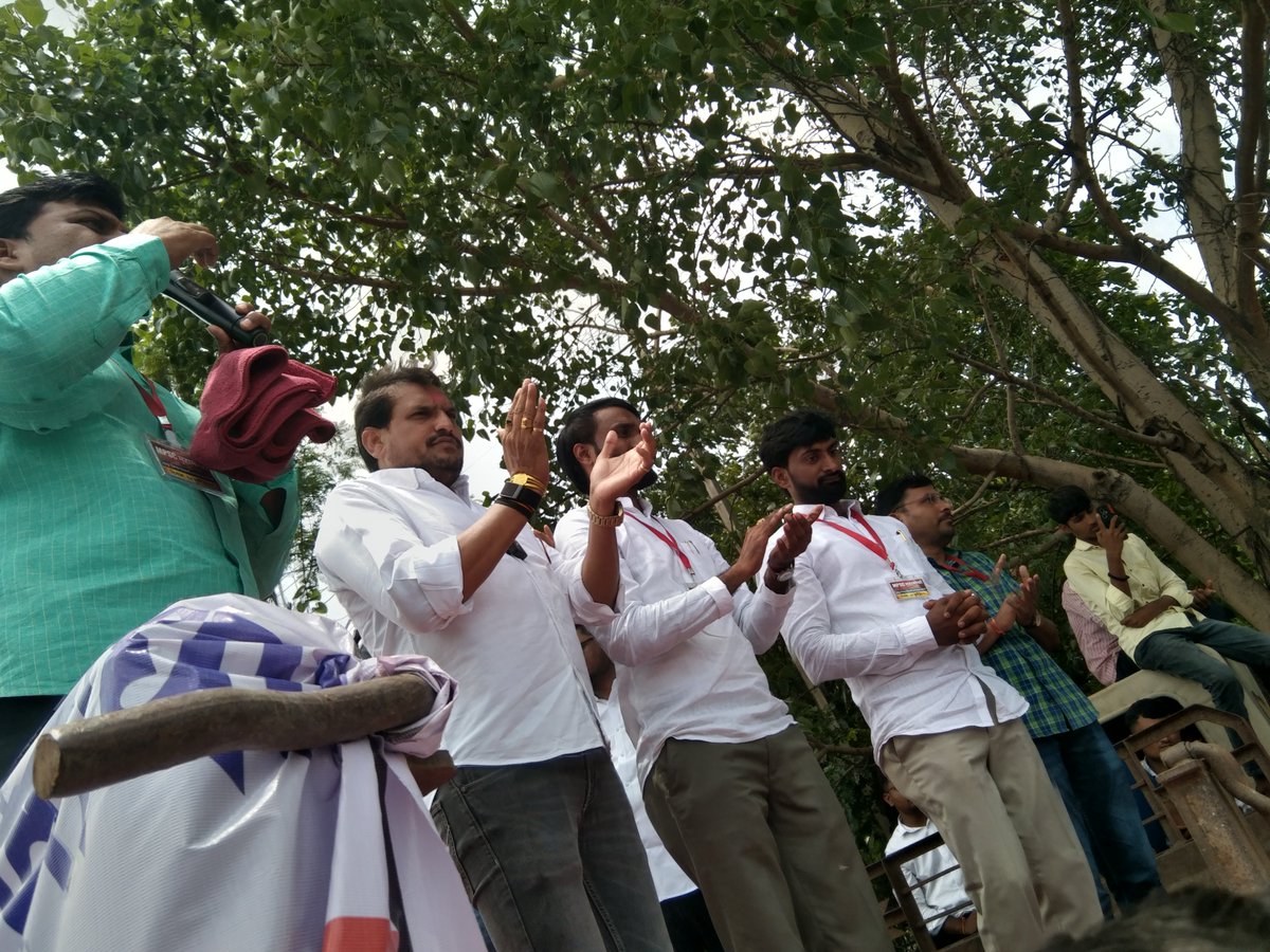 Digambar373's tweet photo. लातूरचा आजचा आवाज @mpsc_office आयोग राव आमची दखल घ्या 
आमचा आवाज आमचा हक्क आहे ऑफलाईन परीक्षा घेऊन आम्हाला न्याय द्या सरकारचा दबाव पाळून
आयोगाची बदनामी करू नका @bhimanwar  न्याय द्या किंवा सरकारची बाजू घेत असाल तर राजीनामा द्या https://t.co/vjnTnGqIp1