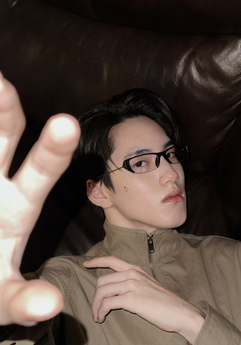 kkhaohooommm's tweet photo. อยากวิ่งแลกเเว่นแต่ขอเเว่นนี้นะ🕶️😳 #PHUTUTCHAI https://t.co/3Ra04zJkUI