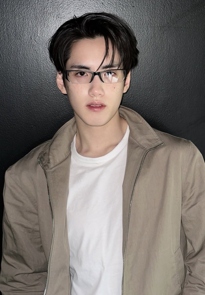kkhaohooommm's tweet photo. อยากวิ่งแลกเเว่นแต่ขอเเว่นนี้นะ🕶️😳 #PHUTUTCHAI https://t.co/3Ra04zJkUI