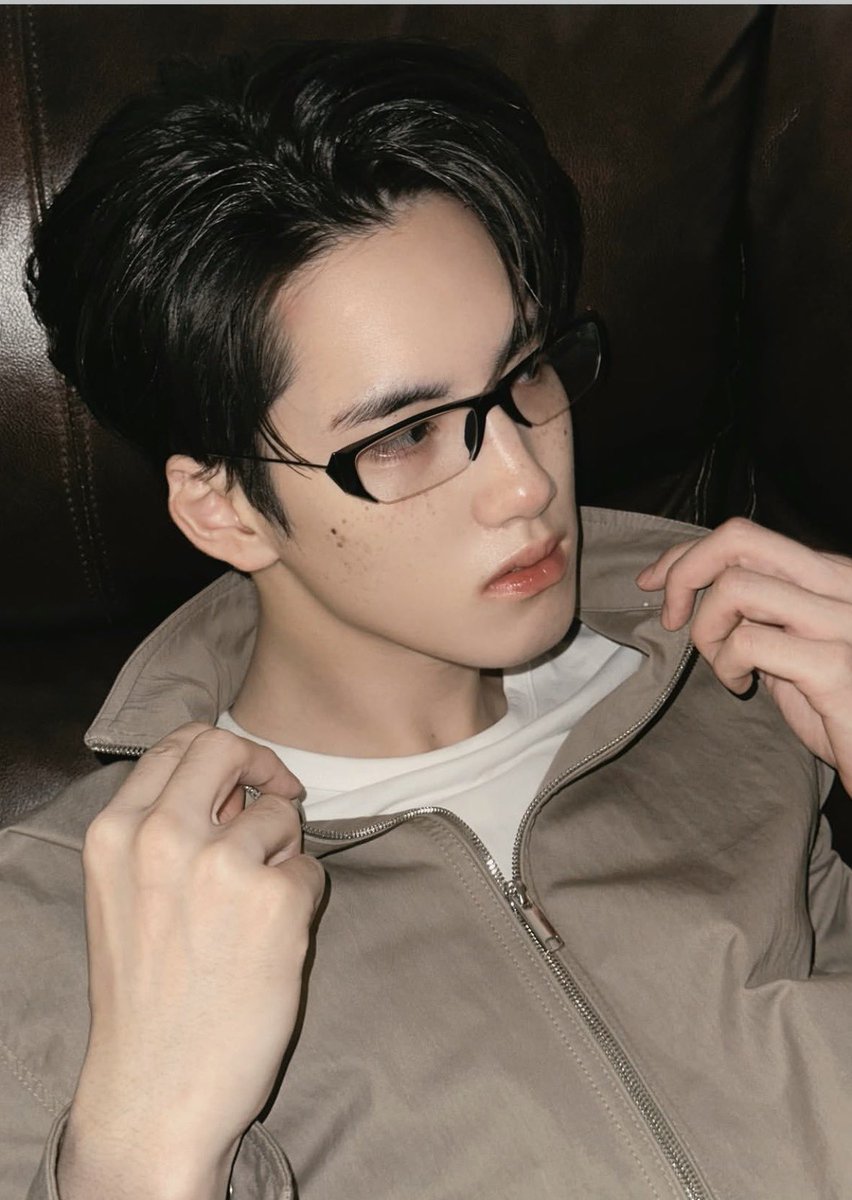 kkhaohooommm's tweet photo. อยากวิ่งแลกเเว่นแต่ขอเเว่นนี้นะ🕶️😳 #PHUTUTCHAI https://t.co/3Ra04zJkUI