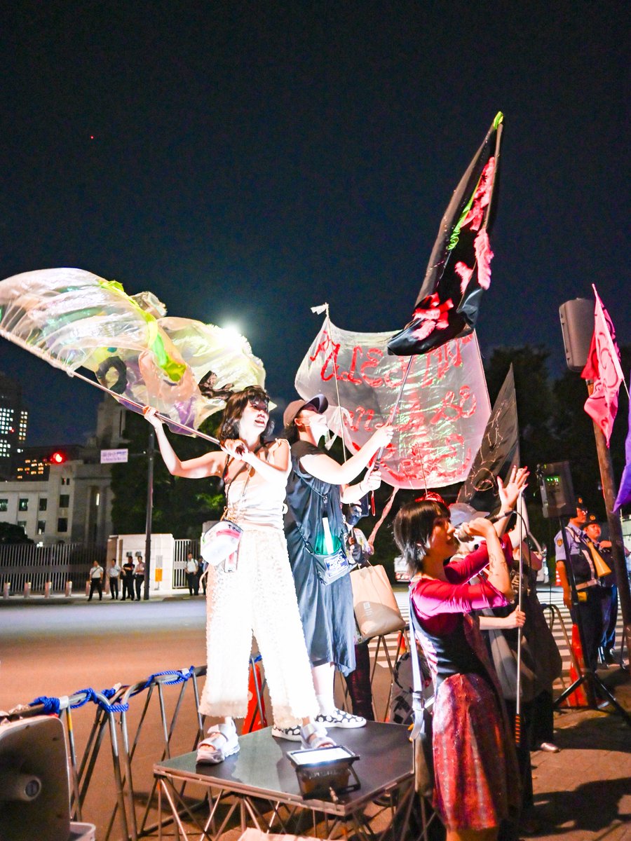 japonistan's tweet photo. カッコよかった
#クソデカフラッグ部
#めちゃくちゃな政治に抗議0710 https://t.co/wLphtsiipE