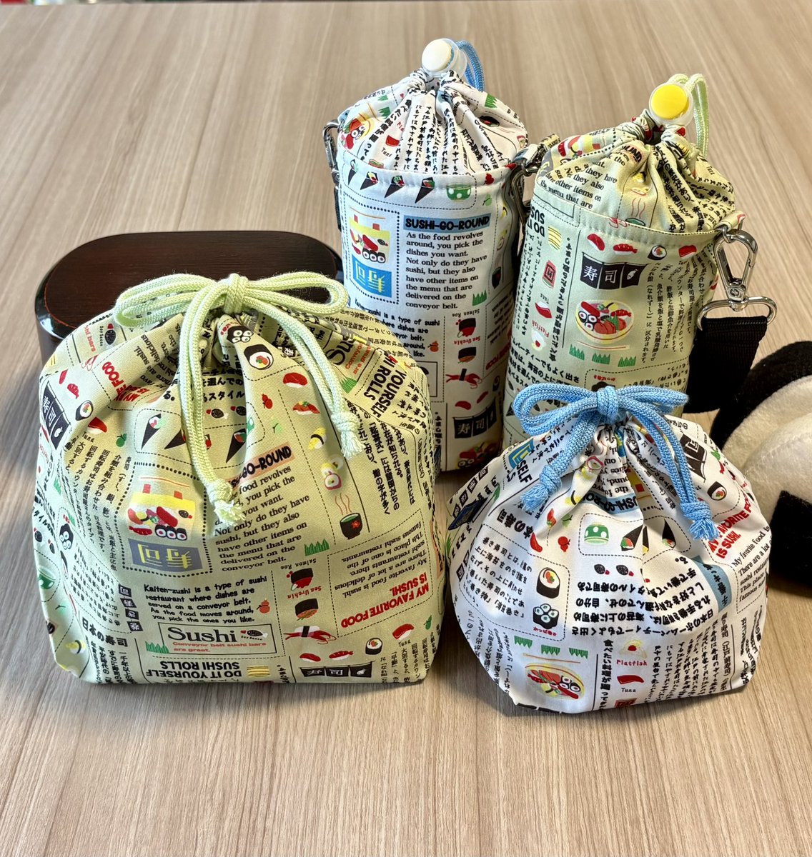 Atelier_Nanao's tweet photo. 寿司柄🍣ペットボトル入れ🍵白も追加！

お揃いでお弁当巾着もあるといいよね🍱
おにぎり2個入る小さめ巾着もあるといいよね🍙🍙...😊。

おすし雑貨研究所、松様へ納品予定です！！

#アトリエナナオ #バンドメイド #七鮨 https://t.co/D0b6lw14KV